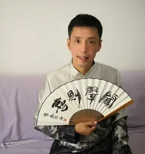 相声演员贾旭明说学逗唱书画家聚马凉石琴棋书画