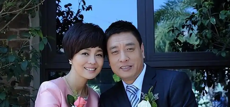 艺人荣蓉:离婚又再婚,与丈夫恩爱18年,两个女儿比她还美丽