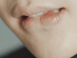 嘴唇牙齿咬唇鼻子gif动图_动态图_表情包下载_soogif