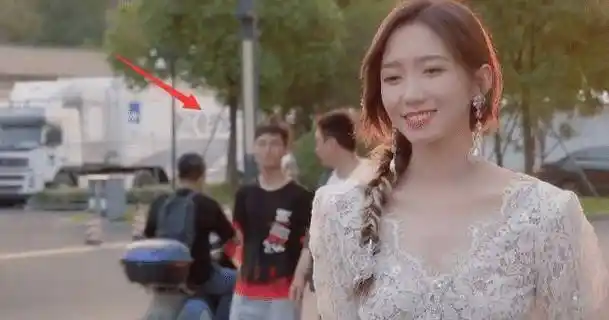 孟美岐马路边拍大片无视路人经过继续摆拍男友视角求牵手太甜了