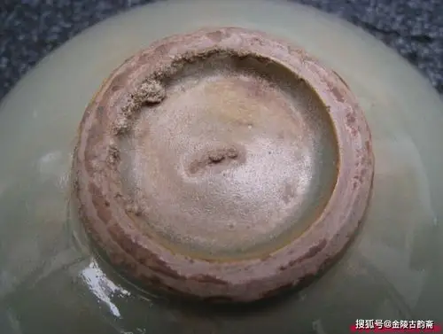 五代和宋代耀州窑青瓷的底足照片