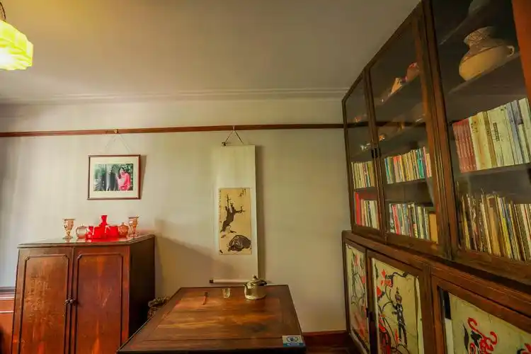 二层则恢复为20世纪五六十年代张乐平住时的原貌,其中有画室,主卧