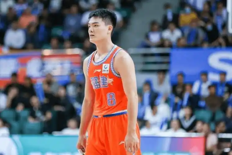 广东名帅下课,2米12中锋试训福建,广厦获新赞助,北京队长续约