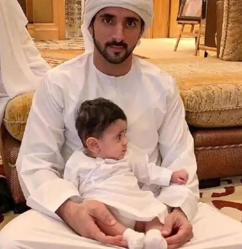 事实上网上曾经曝光过谢克哈公主的童年照,五官像极了芭比娃娃,如今也