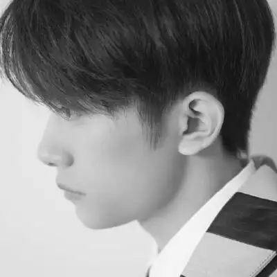 易烊千玺的侧脸