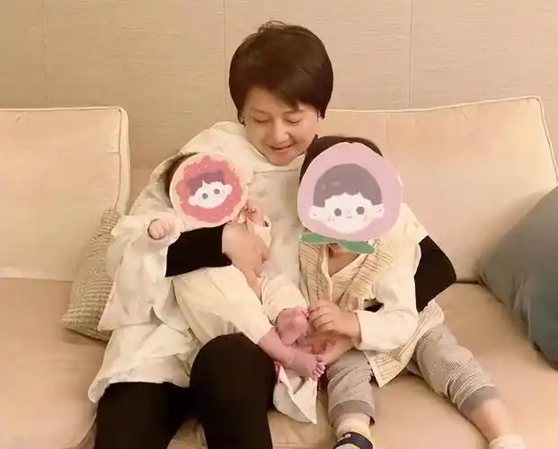 奚梦瑶送儿子上学,打扮精致气质好,4岁何广燊背着书包乖巧懂事_豪门