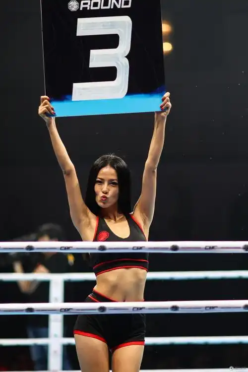 邹市明卫冕金腰带对手公布,受举牌女郎独爱