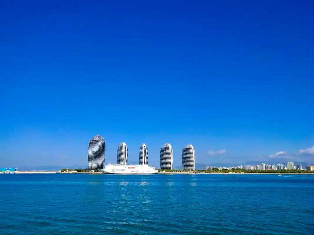 凤凰岛,三亚最美的标志性建筑物之一,五栋犹如子弹头的楼宇巍然耸立