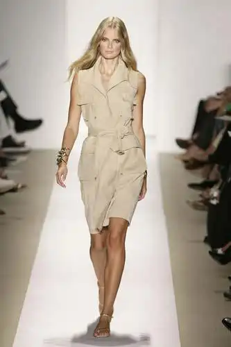 组图:t台趋势:风衣流行真空穿