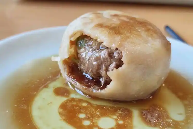 藏在北京胡同的小吃店门钉肉饼人气最旺滋滋流油趁热吃真香