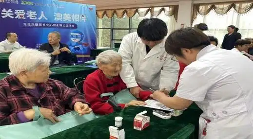 主办方香港澳美制药邀请著名骨科医生为大家进行骨关节健康全程管理