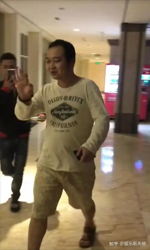 43岁"酱爆"何文辉近照曝光,朴素出行引热议,网友直呼"岁月是把杀猪刀"