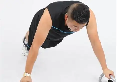 俯卧撑 略大于肩宽,主要锻炼胸大肌中部(增加厚度),同时发展三角肌