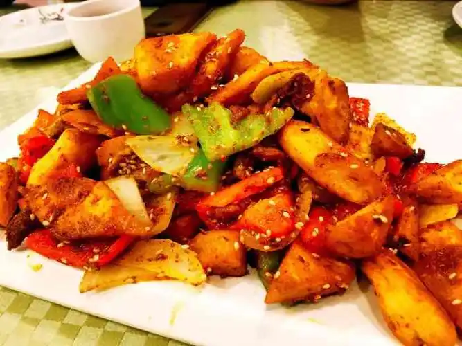 馕丁炒肉出乎意料地好吃,馕丁脆脆的,炒肉香香的!