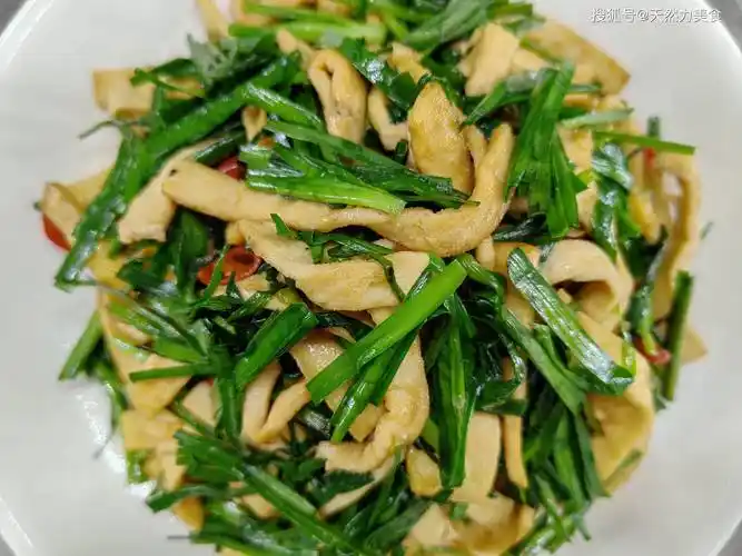 韭菜炒千张比饭店还要好吃的技巧,韭菜脆嫩千张鲜香,好吃又下饭
