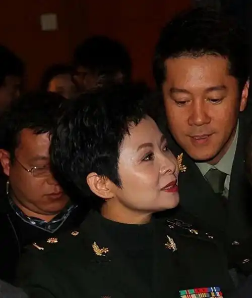 一百万一夜?赖昌星坦白两人真实关系,歌唱家董文华为何会退圈?