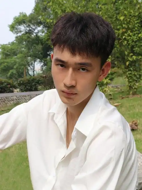 阳光下打羽毛球的男生