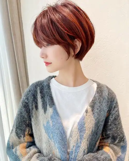 风格的女生可能长发大波浪更适合,追求个性的女生那必定是短发更理想