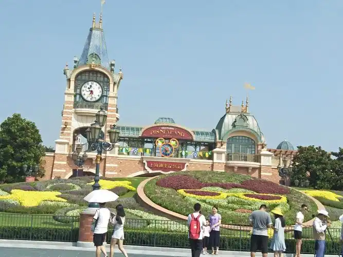 今天是阳光明媚的一天,我们启程来到了上海迪士尼乐园.