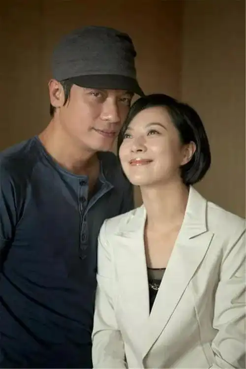 妻子热天拍戏罗嘉良在一旁默默扇扇子越是艰苦越要陪你