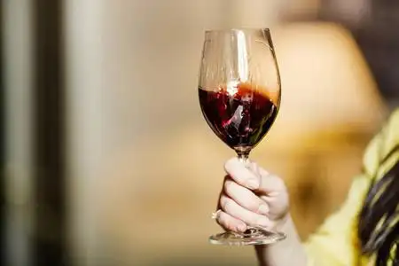拿杯红酒的手照片