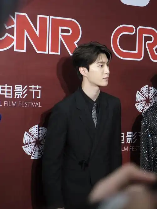 范丞丞相机生图皮肤白到发光78