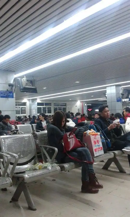 其它 候车室《火车站候车室》 我知道自己要去哪里 却不知道你来自