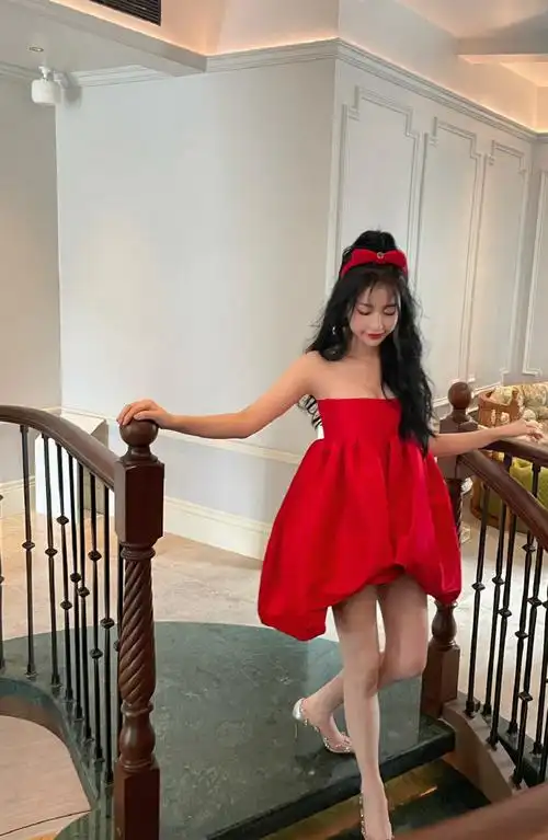 虞书欣晒近期穿搭look 红色抹胸裙秀香肩锁骨_影视资讯网明星报道