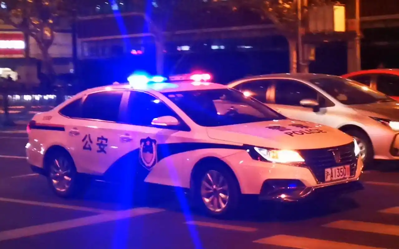 上海公安荣威纯电动警车code2进入六院仅开启前向顶灯