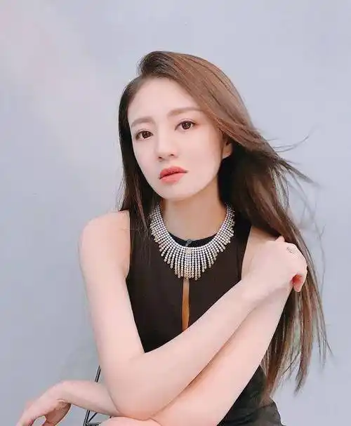 原创原创40岁安以轩状态真好无滤镜生图也没崩颜值哪像两个孩子妈