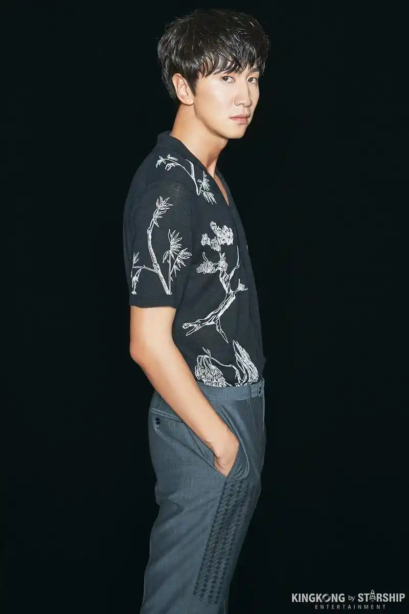 李光洙画报拍摄花絮照公开!是个帅气的大暖男啊!