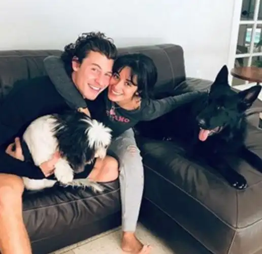 卡妹晒与萌德居家照 亲密贴面对镜灿笑秀恩爱