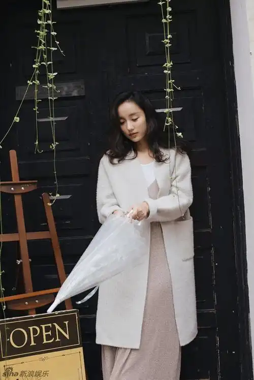 吕一雨中漫步素雅纯净似精灵 : 吕一街拍雨中漫步,诗的女子素雅纯净.