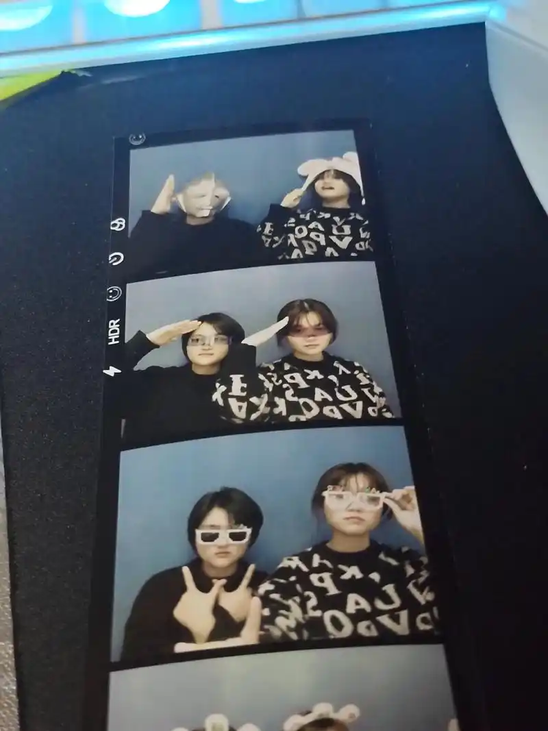 跟黄老板去拍大头贴啦#大头贴照片 - 抖音