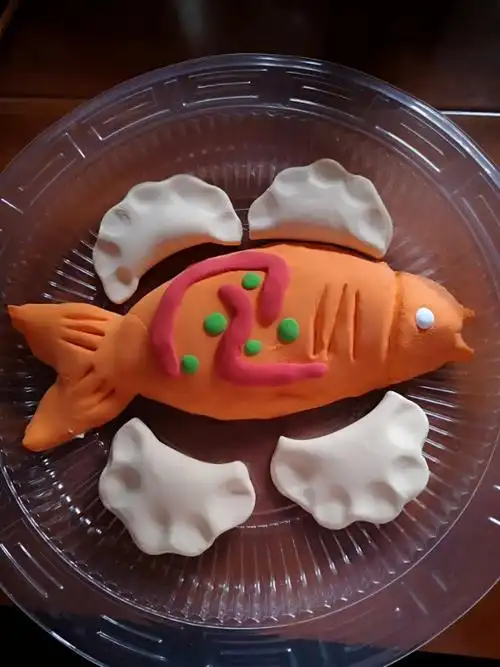 这是我用粘土做的鱼,妈妈说过年都要吃鱼,代表着年年有余!