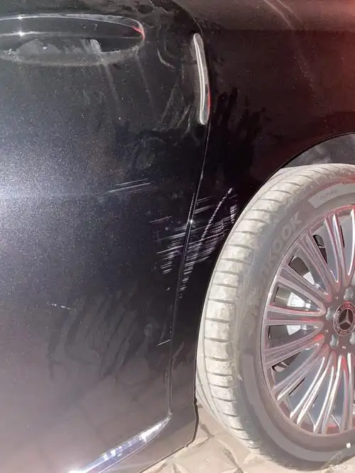 奔驰e300后车门刮了