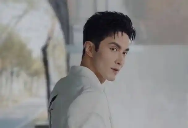 带着帝君的滤镜我也忍不了高伟光的泡面头颜值都被拉低了