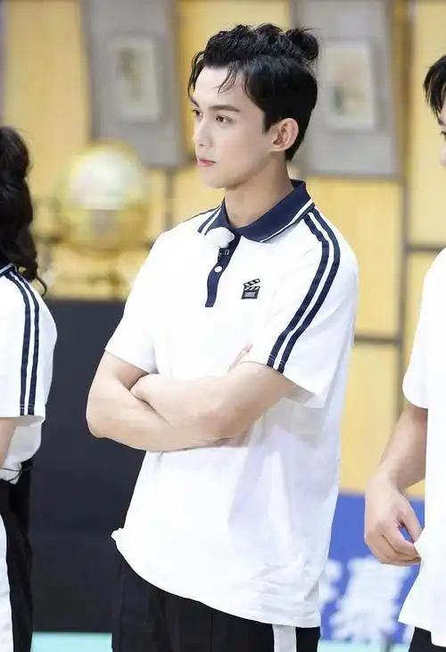 吴磊《快乐大本营》狂喝水,自称喝水大师,黑毛衣珍珠装饰超抢眼|穿搭