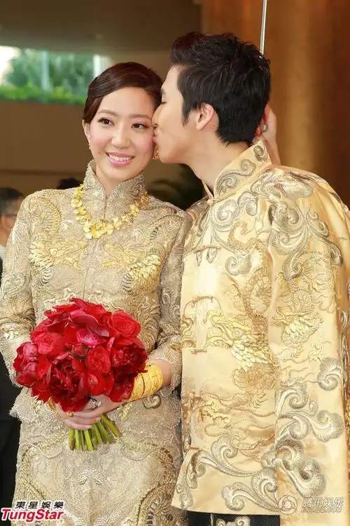 【汪圆圆与蔡加赞大婚 新郎穿中式礼服迎亲】#汪圆圆