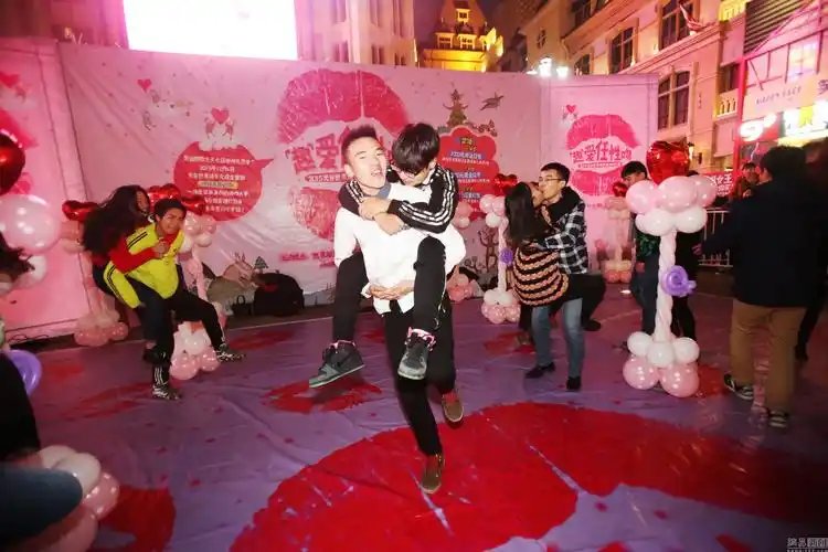 街头现接吻大赛 奇葩姿势引围观