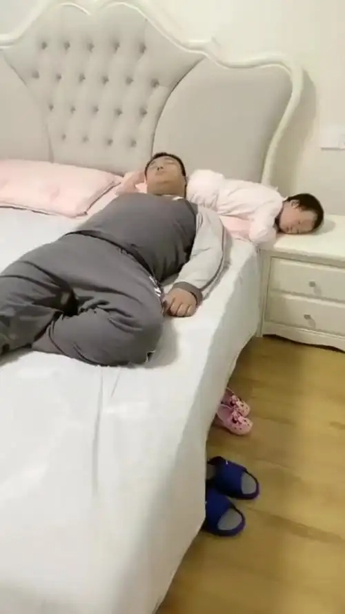 果然不能让爸爸哄娃睡觉,太不靠谱了!