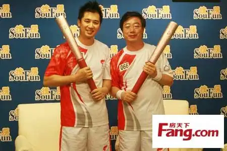 中体奥林匹克花园走出的两名火炬手