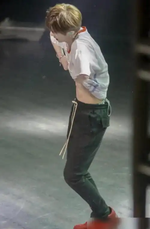 王一博绝世好腰名不虚传撩人鲨鱼肌更添男人魅力