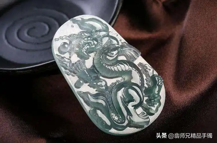 女生佩戴龙牌吊坠有讲究吗?