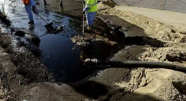 美国抓到把柄了!俄罗斯管道大面积泄露,百吨石油渗入地面