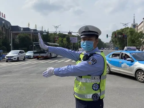 每天早5点,伊美交警大队执勤民警就开始了一天忙碌的执勤工作.