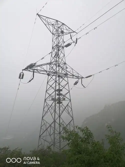 平视雾气笼罩的高压线塔,挺美!