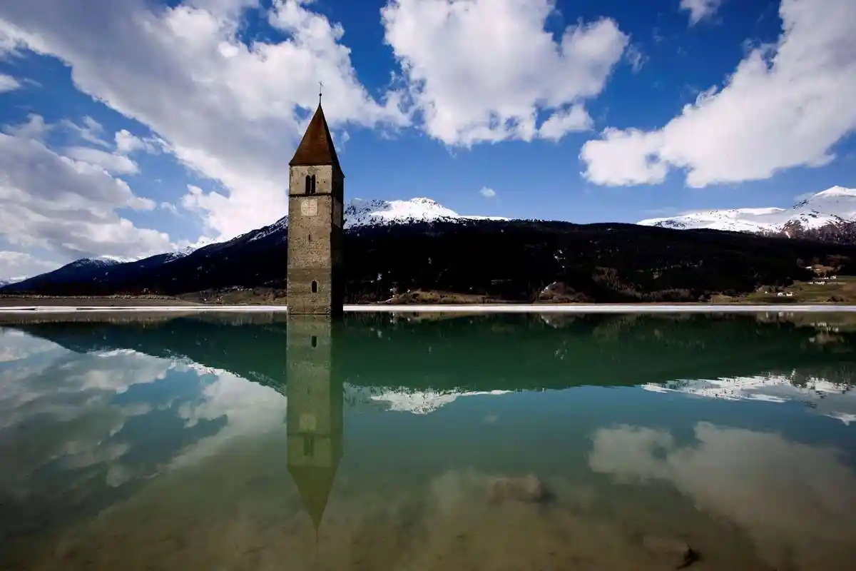 想要拍出一张有感觉的风景照?很简单,充分利用水面对称就够了