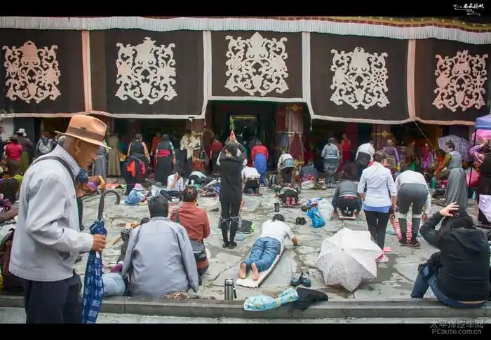 大昭寺门口跪拜的朝圣者.