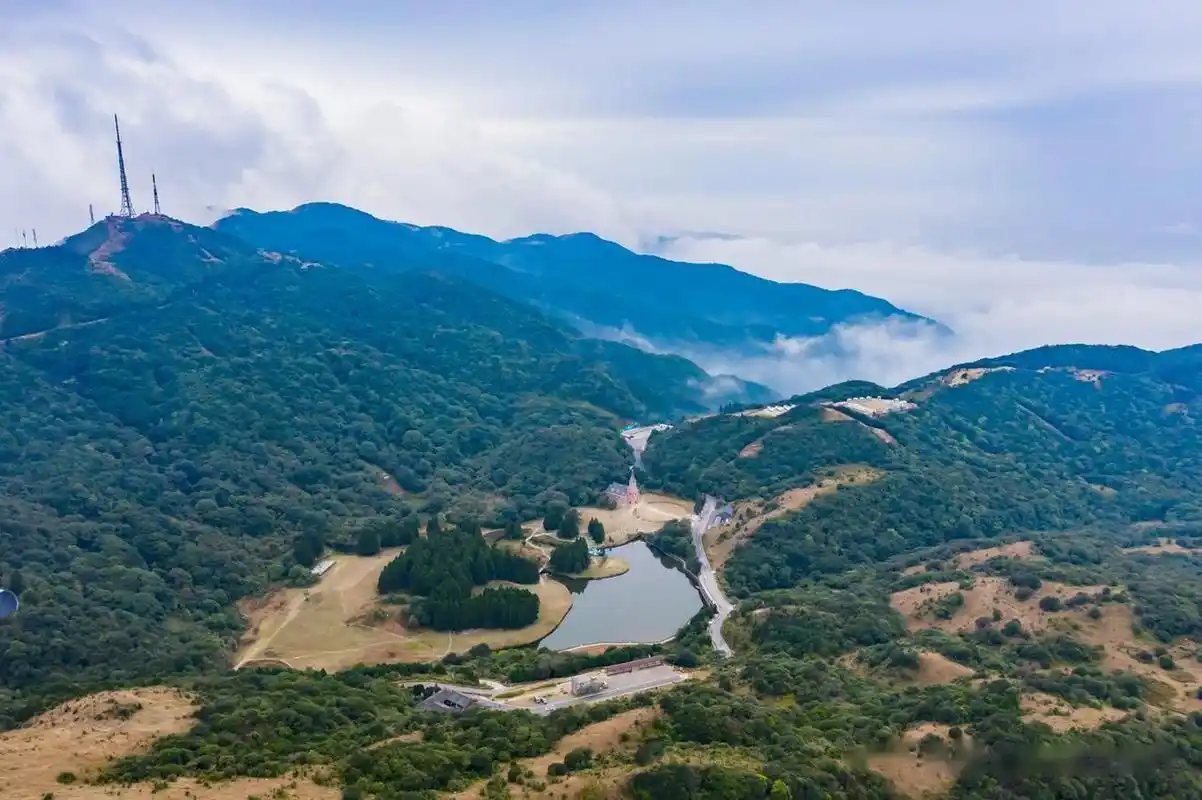 怪不得广西玉林大容山上这么凉快,原来山顶装了这么多电扇!